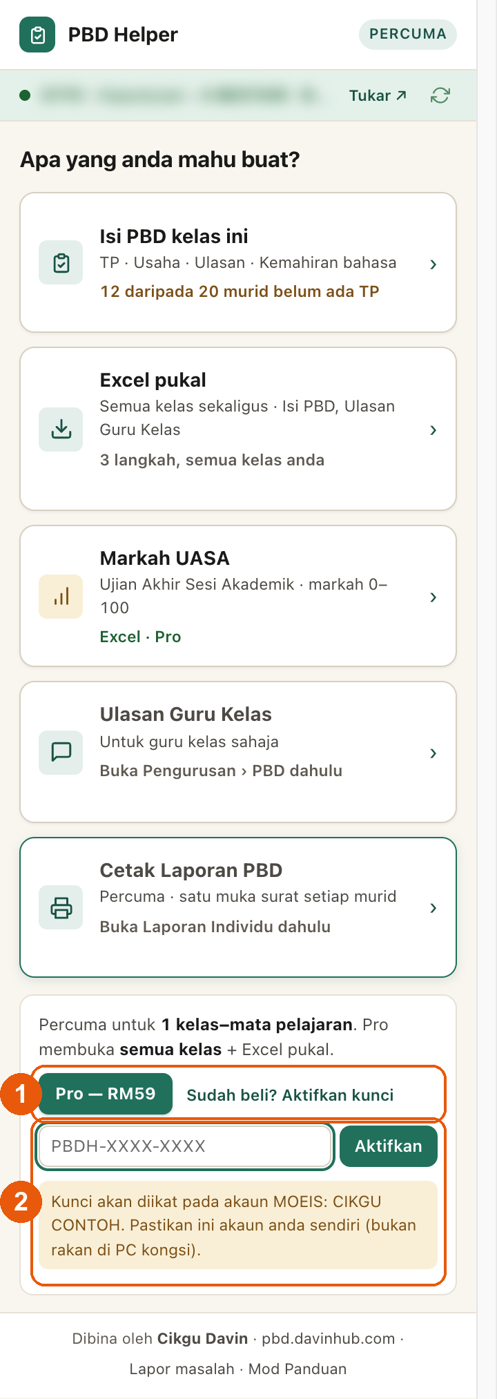 Skrin Rumah PBD Helper dengan lencana PERCUMA; di bawah kad tugas, baris Pro RM59 dan Sudah beli? Aktifkan kunci ditanda (1), ruangan PBDH-XXXX-XXXX dengan butang Aktifkan dan nota akaun MOEIS ditanda (2).